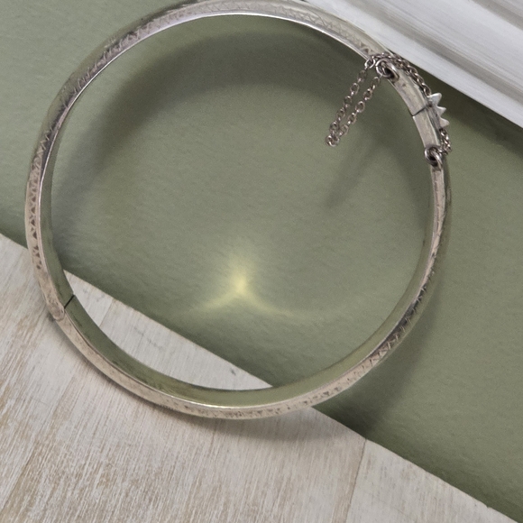 Engraved 925 SterlingSilver Bangle Bracelet With Safety Chain - Picture 2 of 7